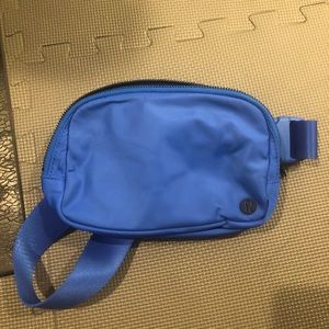 🔥SOLD🔥NWOT everywhere belt bag wild bluebell